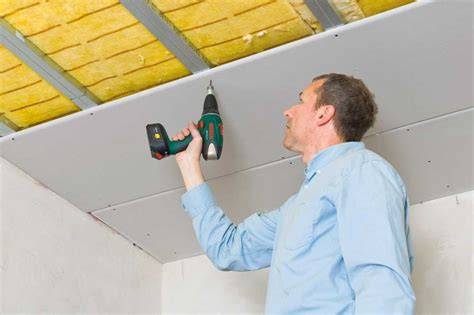 Foto: Montage van gipsplaten aan plafond met hulp en regelwerk