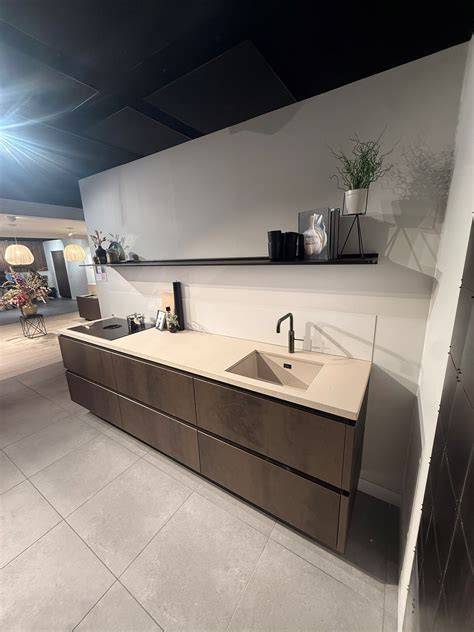 Afbeelding van een showroomkeuken met een betonnen blad van KOAK Design, 8 cm dik