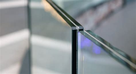 Close-up van de hoogwaardige aluminium profielen en het dikke veiligheidsglas van de Bruynzeel Solid douchedeuren