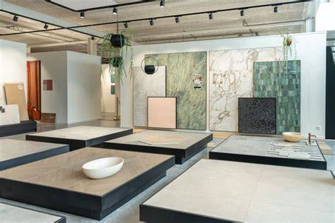 Showroom: grote tegels, mozaïek en wandtegels, overzichtelijk gepresenteerd