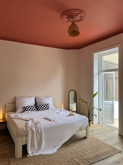 Voorbeeld van donker plafond in een slaapkamer