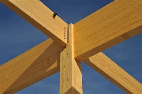 Foto: montage op houten draagstructuur met helling