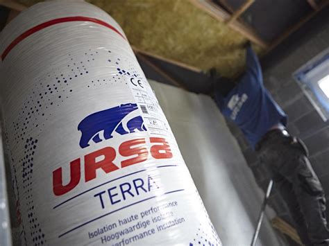 Infographic over URSA TERRA kernkenmerken: akoestische en thermische isolatie, plaatsingscomfort, duurzaamheid