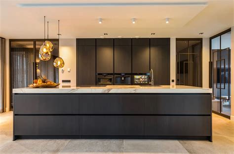 Visuele voorstelling: opgeruimd interieur met zwarte elementen, hout en marmeraccenten