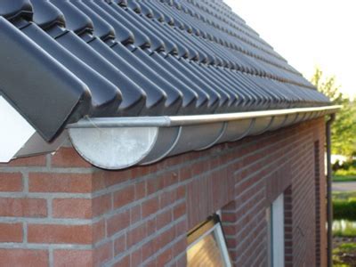 Foto: voorbeelden van ronde en rechthoekige dakgoten met afschot
