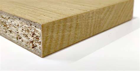 Designvoorbeelden van gefineerde spaanplaat vs massief hout