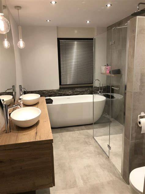 Beeld van natuursteenstrips in badkamer en douche