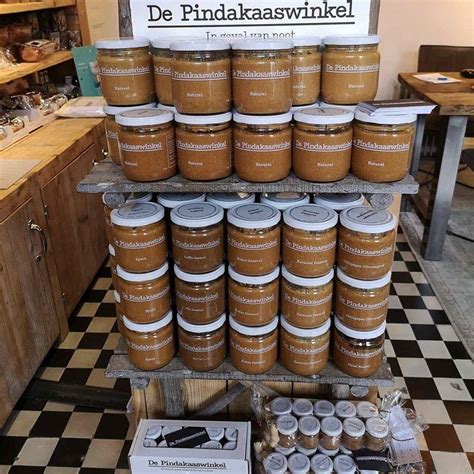 Team van De Pindakaaswinkel aan het werk in de makerij