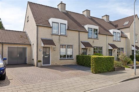 Exterieur van de karakteristieke hoekwoning aan Rokkeveenseweg 8, Zoetermeer, met rijk gedecoreerd metselwerk