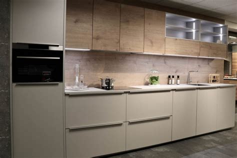 Moderne keuken met diverse inbouwapparatuur en uitzicht op de patiotuin