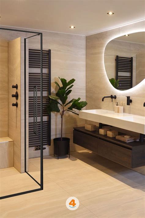 Luxe badkamer met vrijstaand bad, inloopdouche en moderne wastafel