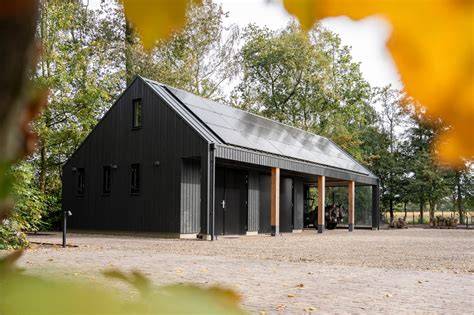 Voorbeeld van een woningdak met sandwichpanelen: een strak, vlak ontwerp in antraciet