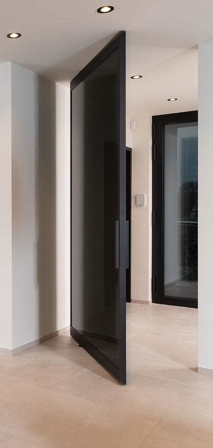 Illustratie van een pivoterende deur die om zijn verticale as draait