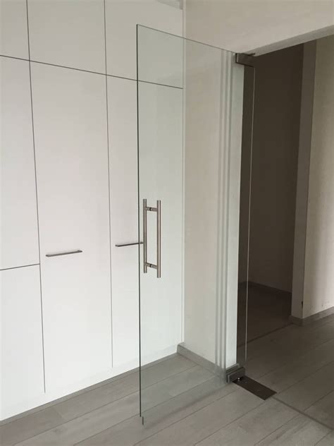 Een moderne woonkamer met een glazen pivoterende deur