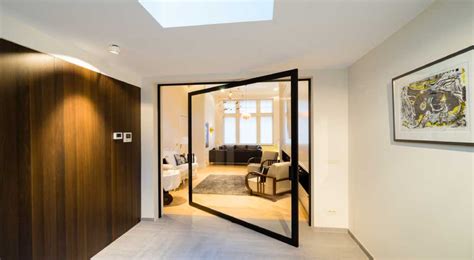 Detail van een soft close mechanisme in een pivoterende deur