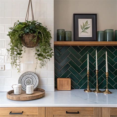 Keuken met groene betegeling en houten accenten