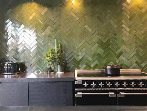 Visgraatgroene tegels in moderne keuken