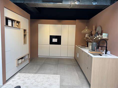 Afbeelding: showroom met plafondhoge kastenwand