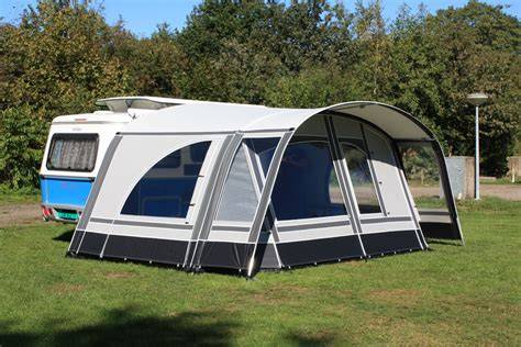 Afbeelding van anti-lekstok tussen voortent en caravan