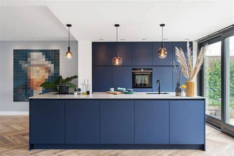 Infographic: Blauwe keukens met houten werkbladen - combinaties en tinten
