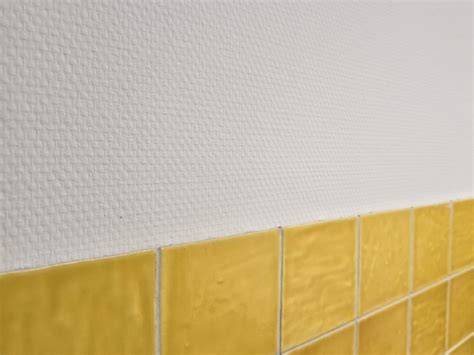 Stapsgewijze aanpak: blanke lak over muurverf en behang