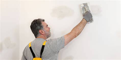 Beeld: stappenplan scheurreparatie in stucwerk