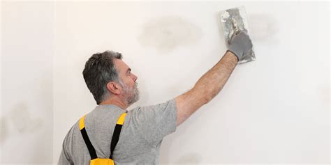 Foto van vakman die stucwerk herstelt