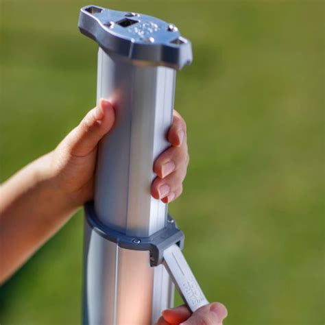 Foto van de Kratos telescopische paal met compatibele accessoires
