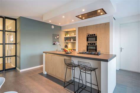 Idea: kleine keuken met open indeling en betonnen vloer