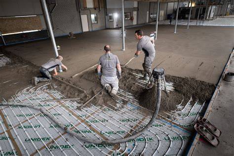 Foto van een uitvoering met zandcement dekvloer onder vloerverwarming
