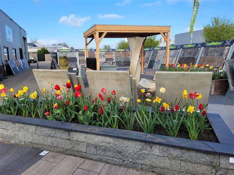Foto: Showtuin Geffen met verschillende bestratingsmaterialen