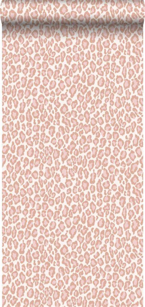 Behang met luipaard- en cheetahprint in slaapkamers: warme tinten en subtiele patronen