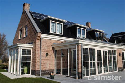 Foto: hedendaagse stalen serre-uitbouw