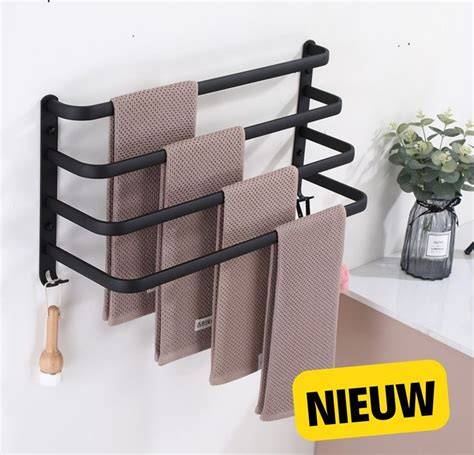 Infographic over een matzwarte wandbevestigde handdoekrek met 3 stangen en een plank