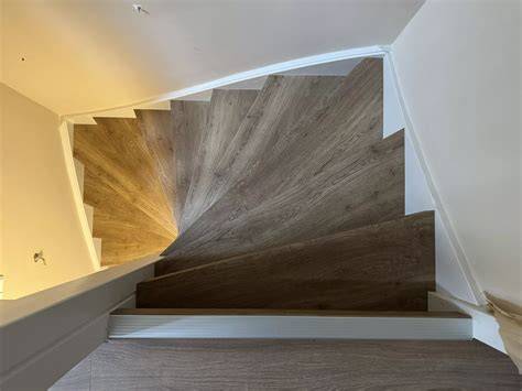 Foto: Voor-en-na open traprenovatie