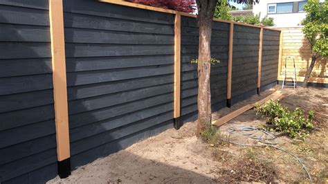 Foto: Zweeds rabat schutting in opstelling met palen en regelwerk