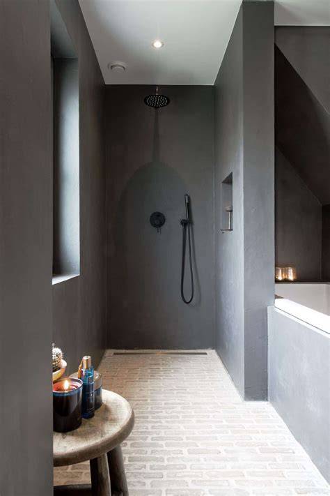 Foto: badkamer met beton cire vloer en wanden in donkergroen en zandtint
