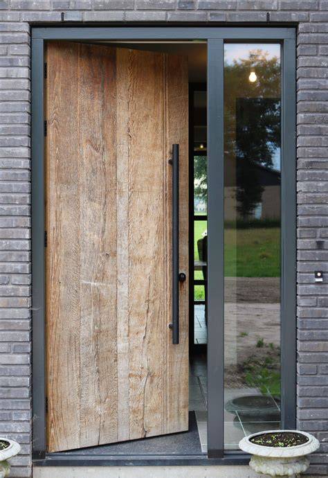 afbeelding van een deur met massaplaten en triplex afwerking