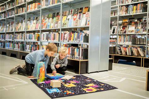Schematische weergave van de verbouwingsfasen: van oude bibliotheek naar modern Memory Vrijheidsmuseum.