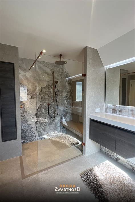 Foto: Sunshower en marmerlook afwerkingen in showroom