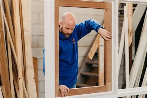Foto: demontage van een houten kozijn