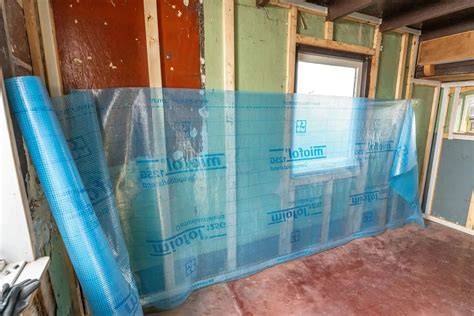 Diagram: constructie van een voorzetwand met dampremmende folie en ventilatielatten