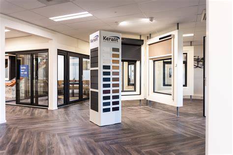 Kleurstalen en verschillende deurmodellen in showroom