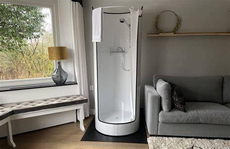 Foto van een mobiele douchecabine geplaatst in woonkamer