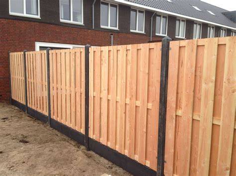 Informatie/diagram over fundering van een schutting met betonpalen en paalhouders