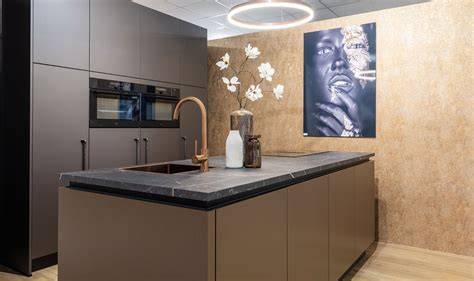 Keukenwinkel showroom met diverse spoelbakken en werkbladen