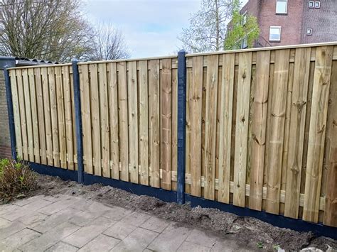 Illustratie van een grenen schutting met impregnatie en betonpalen
