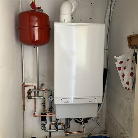 Foto van een CV-ketel met geopend paneel, ter illustratie van het interne mechanisme.