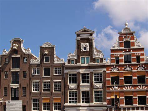 Amsterdamse grachtenpanden met trapgevels en klokgevels: iconisch voor de Gouden Eeuw