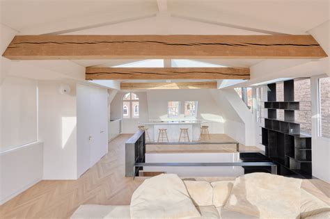 Inspirerende houten balken in een penthouse nabij Vondelpark - warme, moderne minimalisme